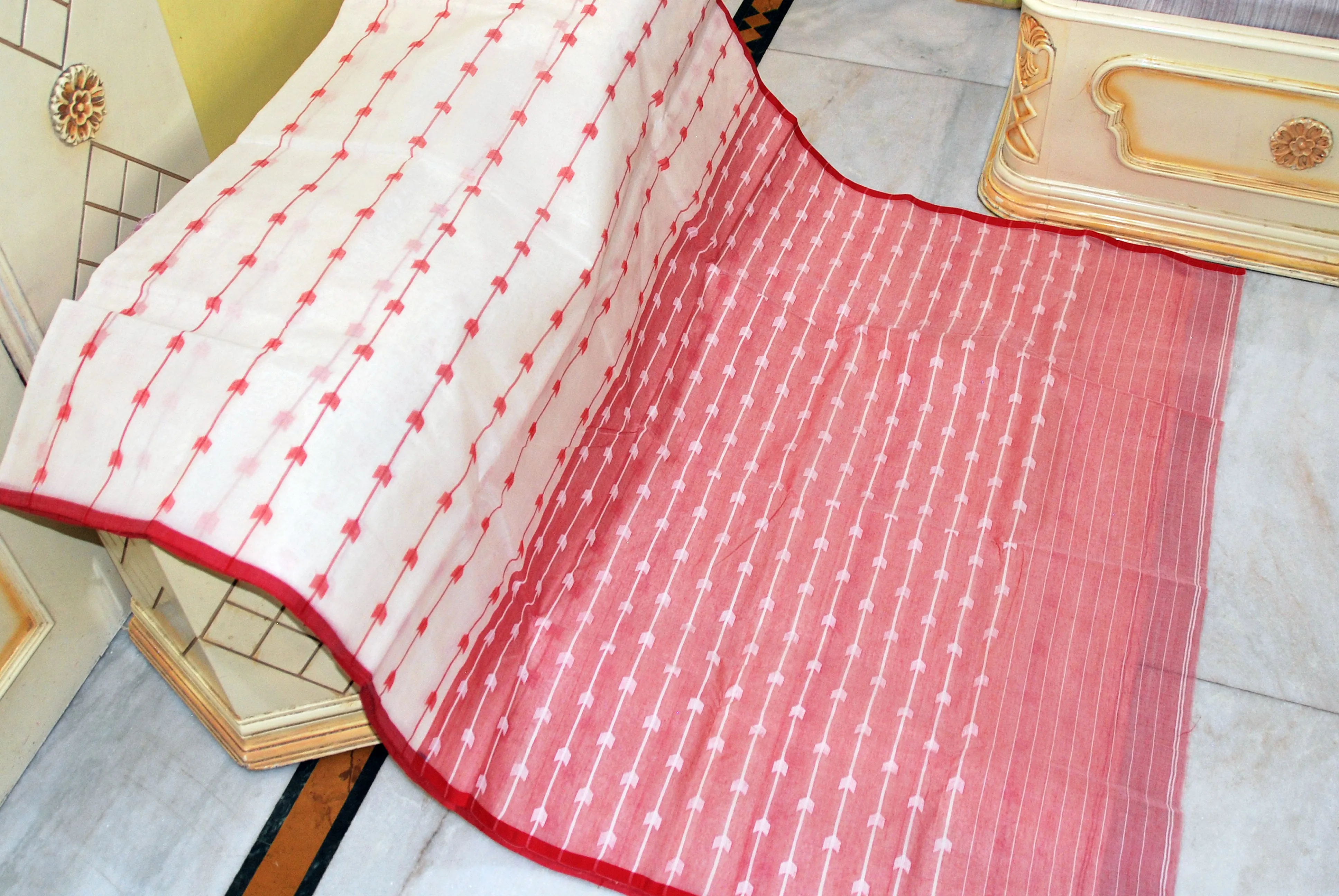 Designer Poth Cotton Jamdani Saree in Off White and Red