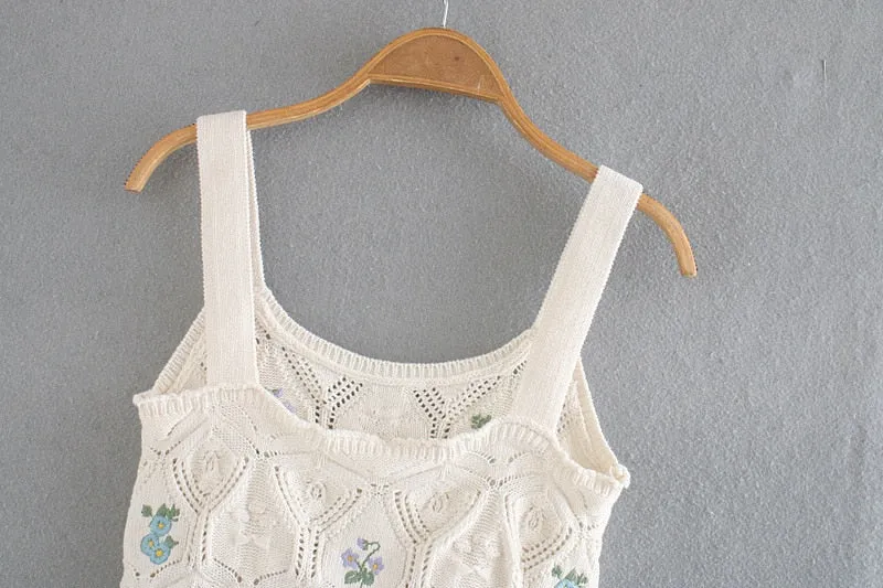 FLORAL EMBROIDERY CROPPED TOP