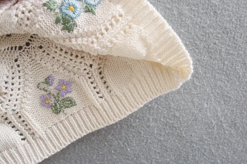 FLORAL EMBROIDERY CROPPED TOP